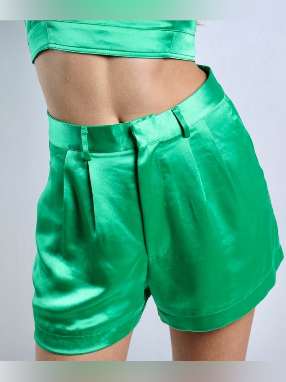 βοΈ *NWOT* SYLC Designs Kelly Green Satin Shorts (size L) βοΈ